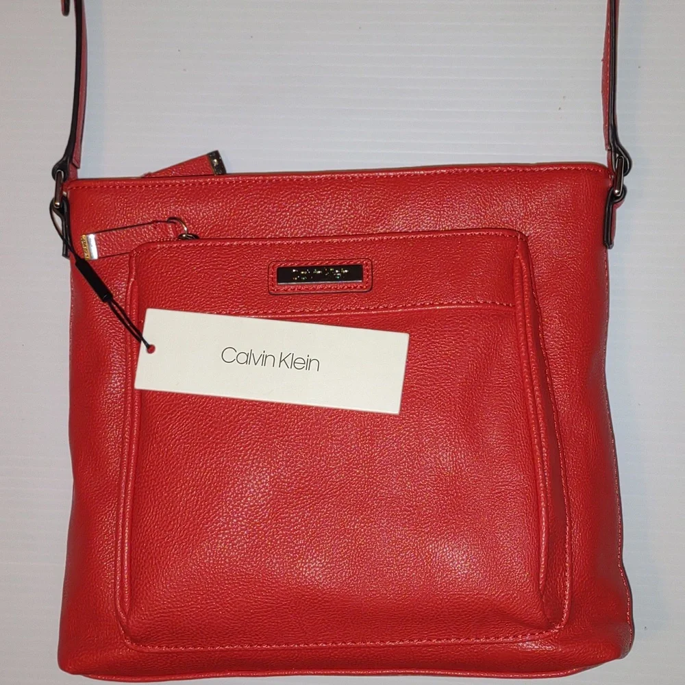 ๐บCALVIN KLEIN R-q Crossbody Bag in Red - Picture 3 of 14